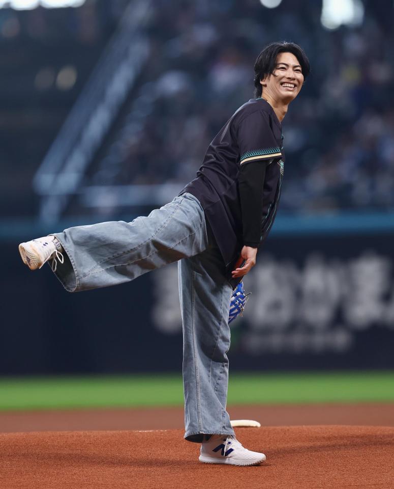 ファーストピッチセレモニーで投球し、笑顔を見せる風輪・翔司（撮影・中島達哉）