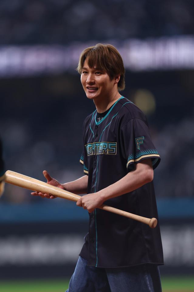 ファーストピッチセレモニーで打席に入った風輪・拓也（撮影・中島達哉）