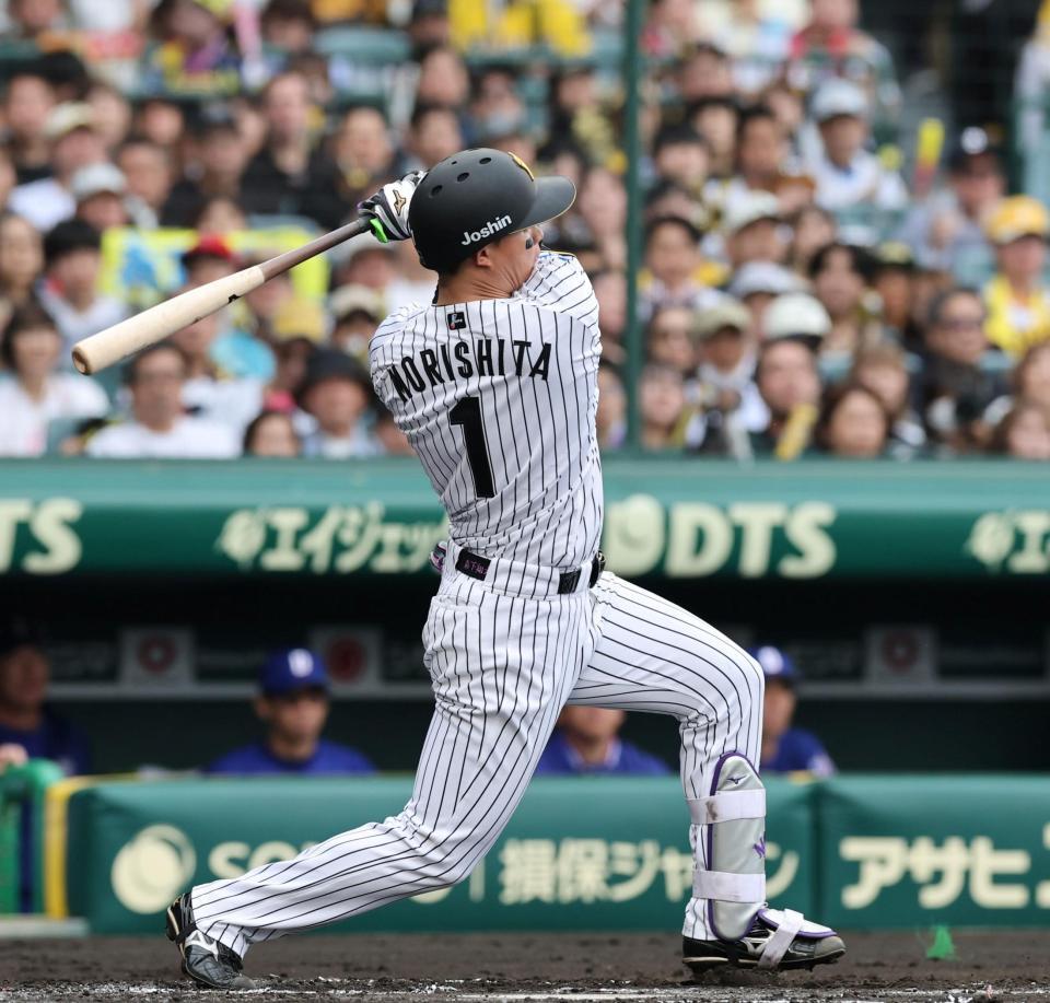 １回、左翼線に適時二塁打を放つ森下（撮影・山口登）