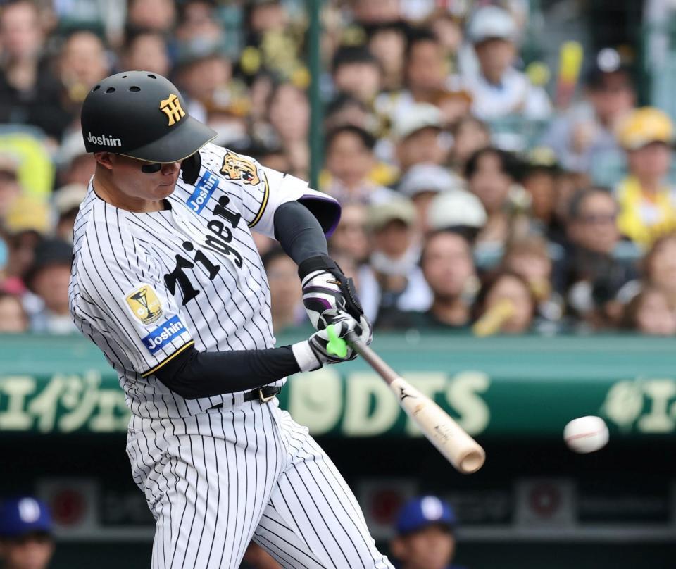 １回、左翼線に適時二塁打を放つ森下（撮影・山口登）