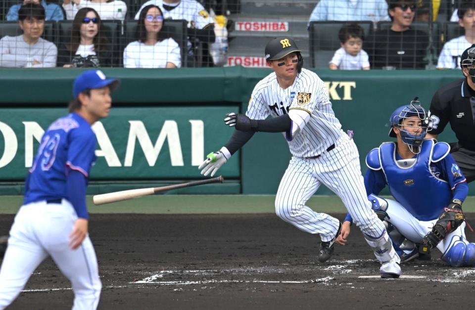 １回、適時打二塁打を放つ森下（撮影・飯室逸平）