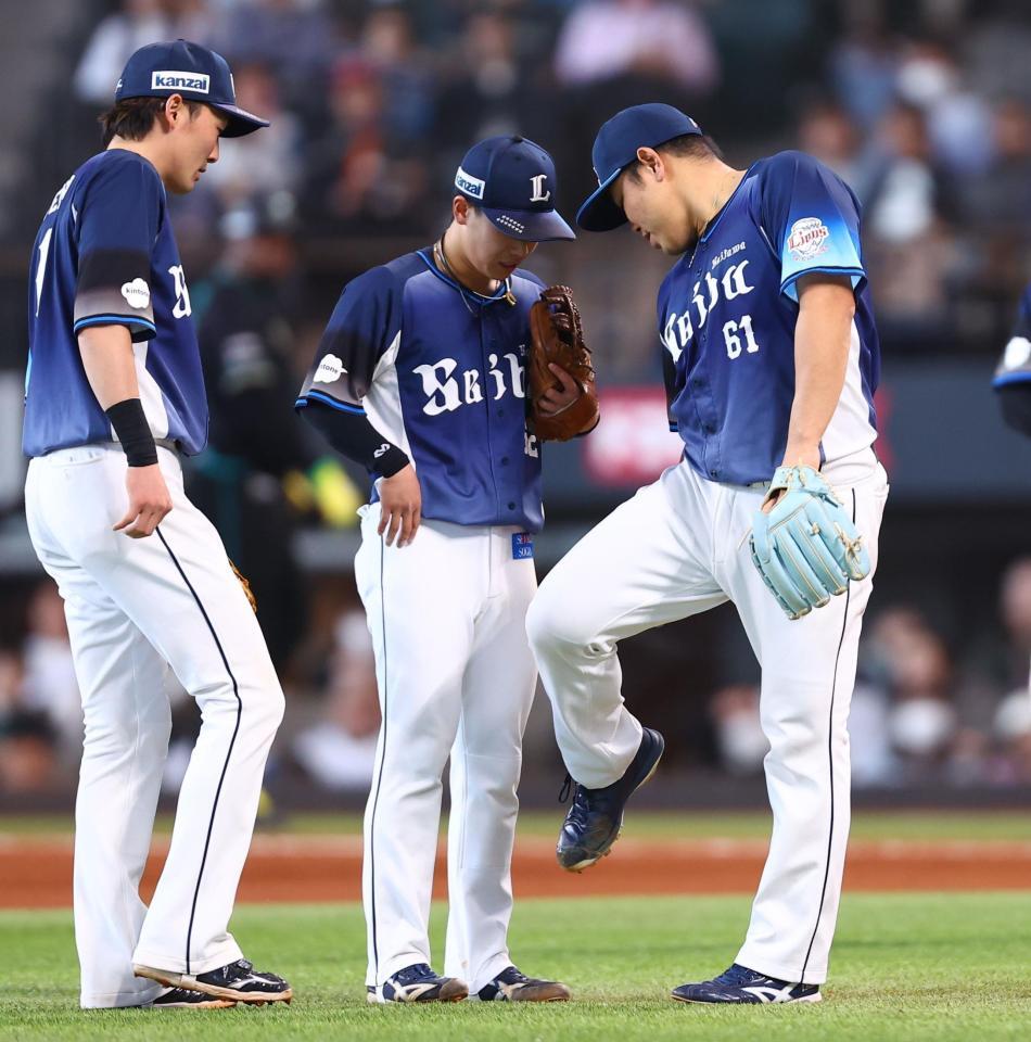 ６回、レイエスの打球が当たった平良（右）＝撮影・中島達哉