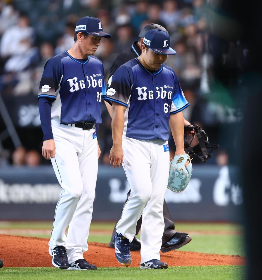 ６回、レイエスの打球が当たり、ベンチに戻る平良（右）＝撮影・中島達哉