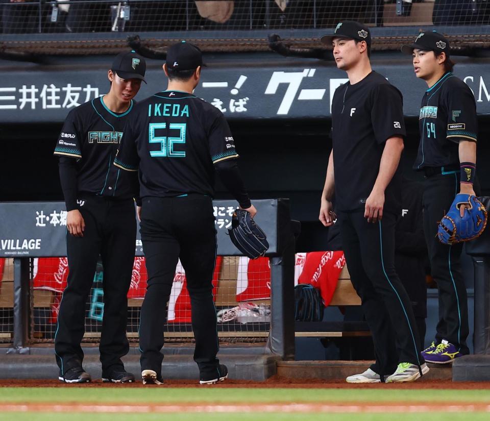 ８回途中から登板するも源田に満塁本塁打を浴びるなど追加点を許し、ベンチに戻る池田（中央）＝撮影・中島達哉