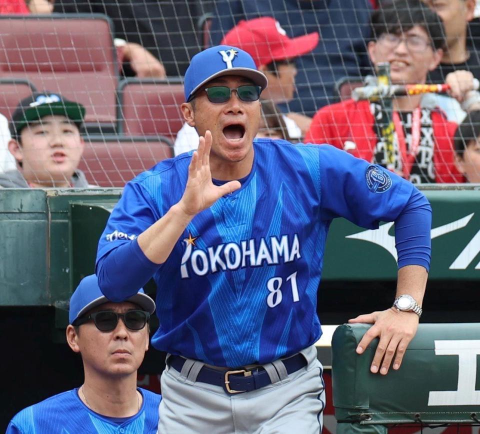 ５回、佐々木の一塁セーフ判定に、ベンチを飛び出す相川監督（撮影・北村雅宏）