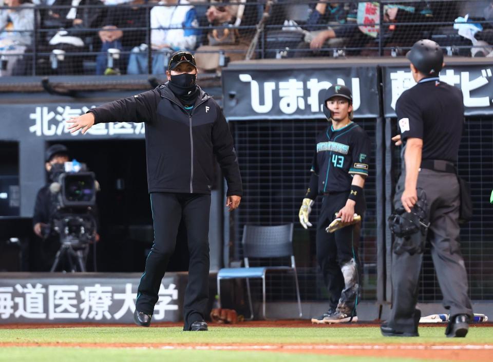 ７回、球審に説明を求める新庄監督（撮影・中島達哉）