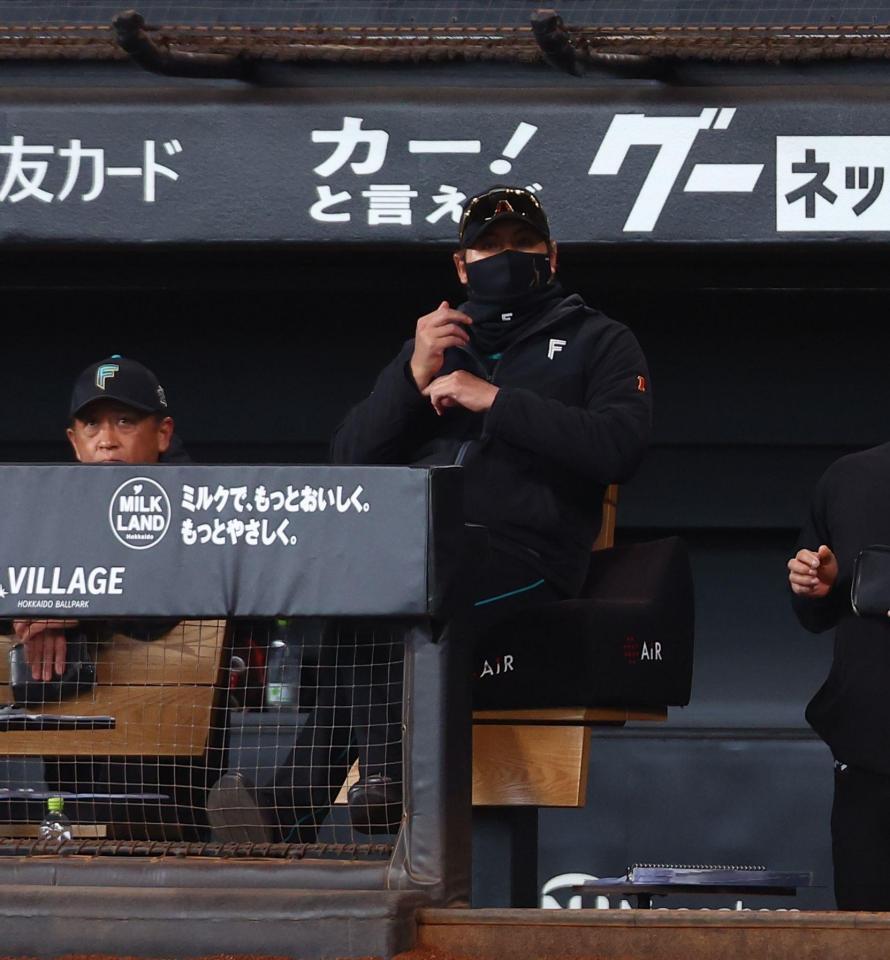 ９回、平沢に２ランを浴び、厳しい表情の新庄監督（右）＝撮影・中島達哉