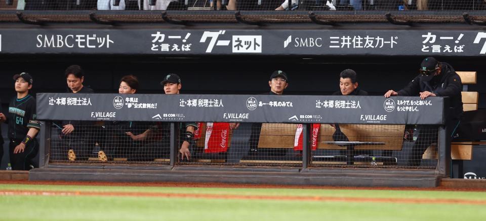 西武に大敗し、引き揚げる新庄監督（右）とグラウンドを見つめる日本ハムナイン（撮影・中島達哉）