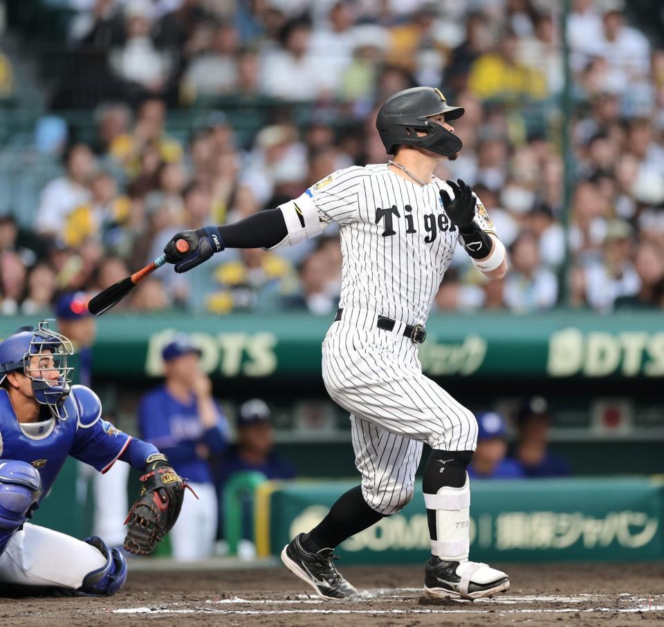 ７回、中越えにソロを放つ佐藤輝（撮影・山口登）