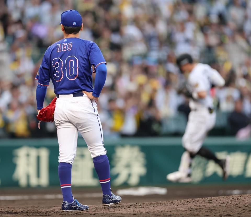 ７回、佐藤輝にソロを許す根尾（撮影・山口登）