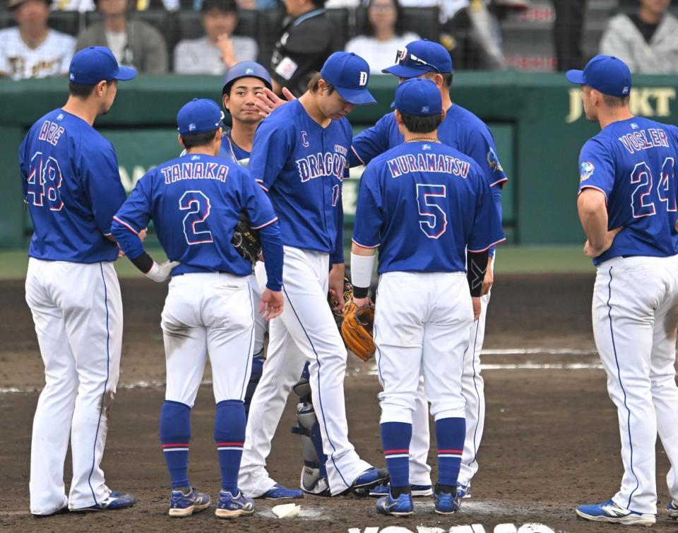 ６回途中で降板を告げられる高橋宏（中央）＝撮影・飯室逸平