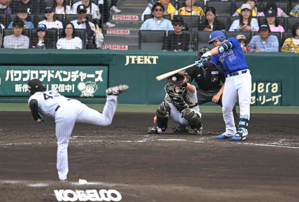 ４回、空振り三振に倒れる細川（撮影・飯室逸平）