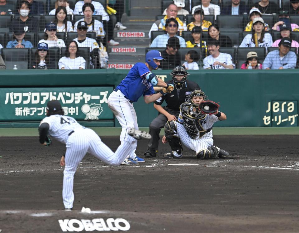 ４回、見逃し三振に倒れるボスラー（撮影・飯室逸平）