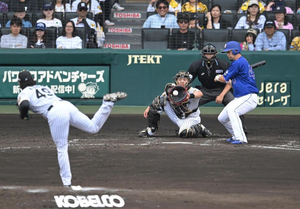 ４回、見逃し三振に倒れる阿部（撮影・飯室逸平）