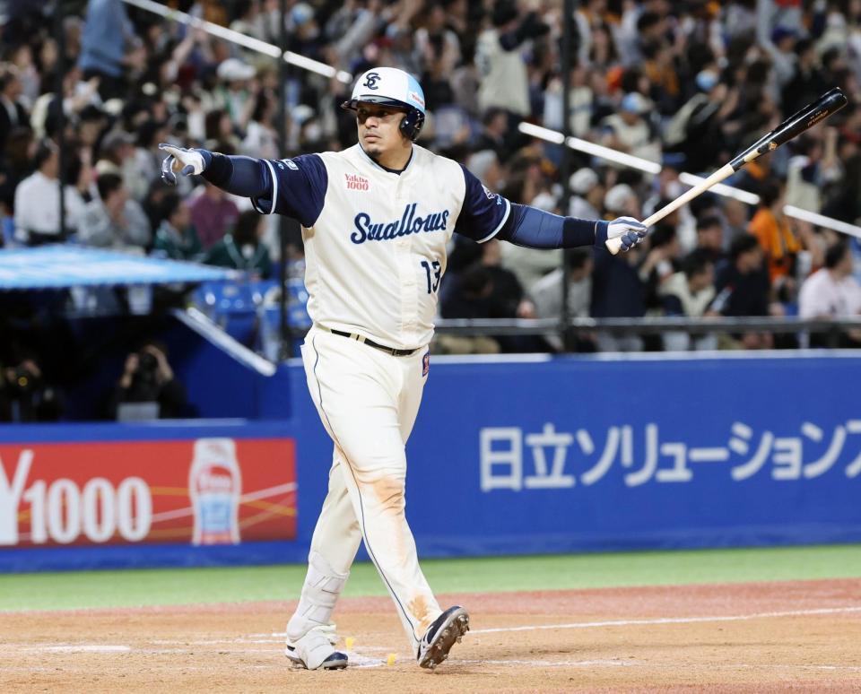 ４回、オスナが左越えに逆転３ランを放つ