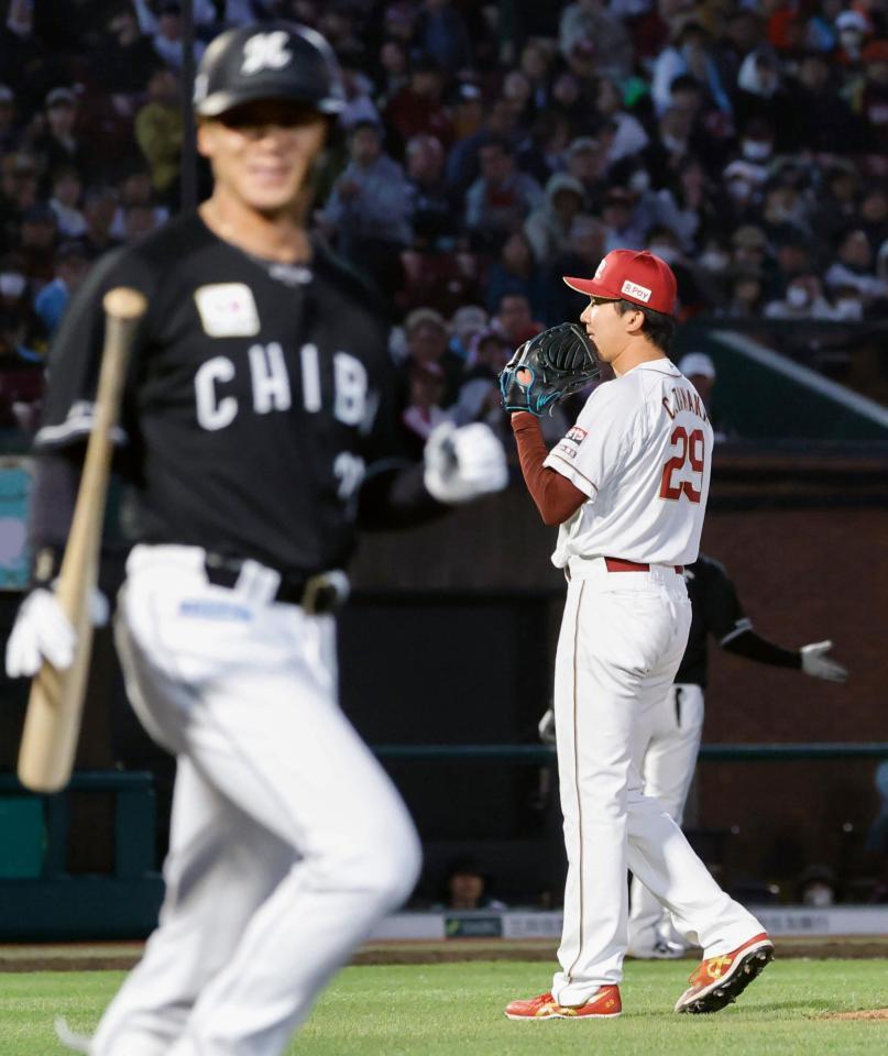 ８回、石川慎（手前）に同点の押し出し四球を与えた田中千