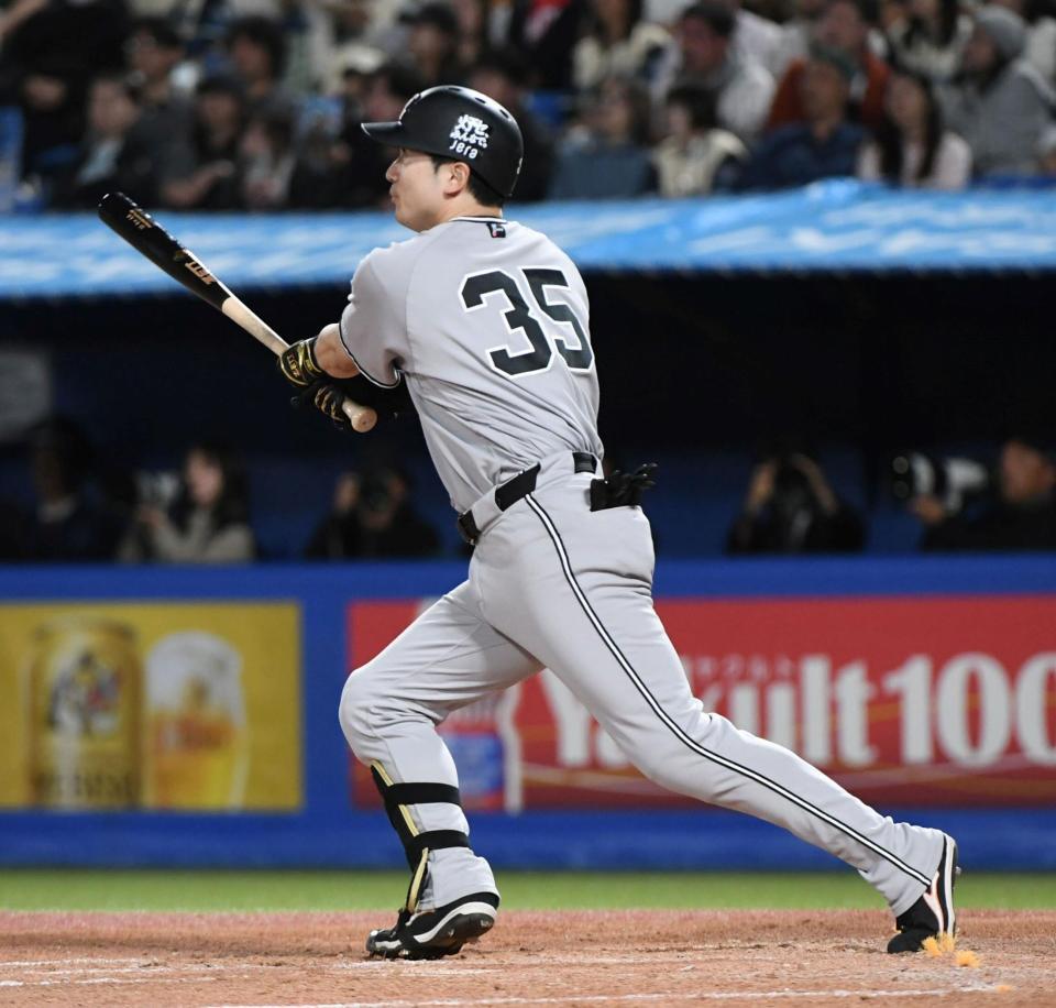 ４回、泉口は先制の中犠飛を放つ（撮影・佐藤厚）