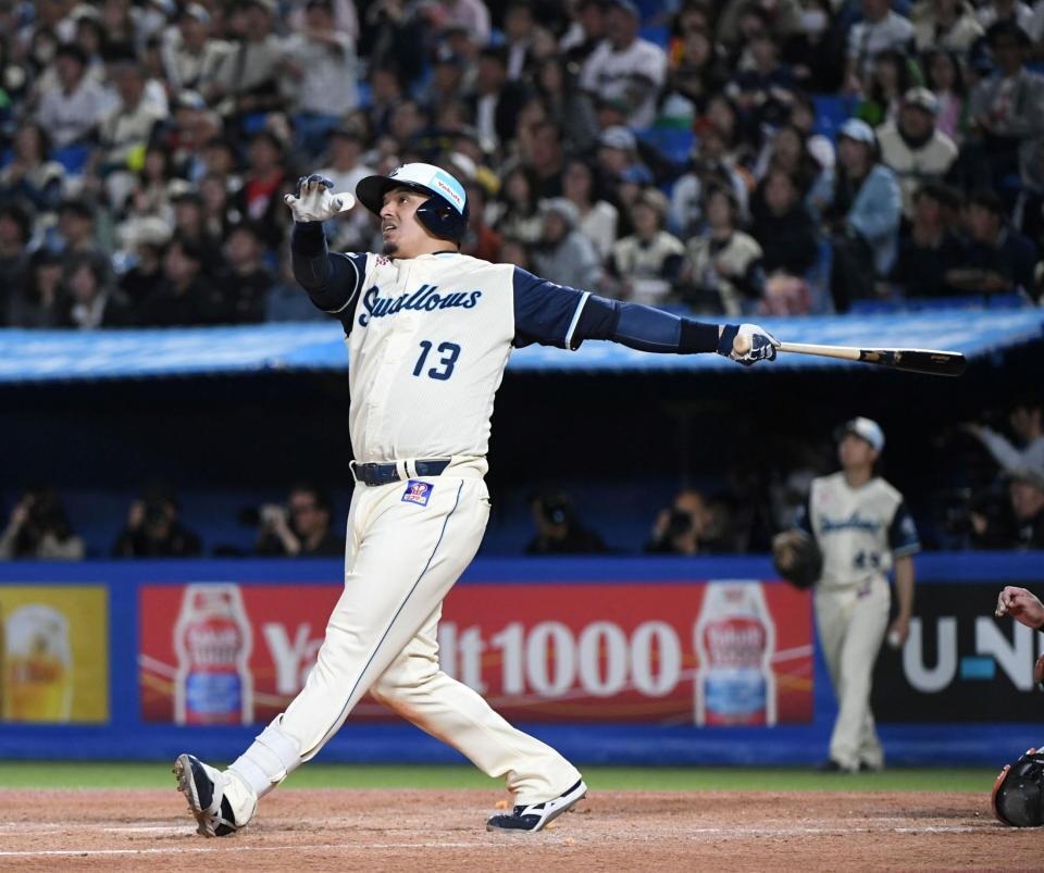 ４回、オスナは左越えに２号逆転３ランを放つ（撮影・佐藤厚）