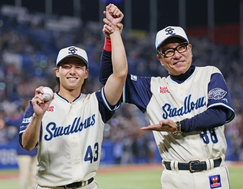 プロ初勝利を挙げ、ヤクルト・池山監督（右）に祝福される増居