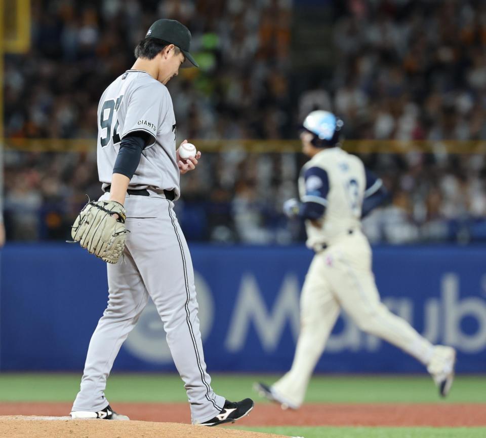 ４回、ヤクルトのオスナ（右）に逆転３ランを許した井上