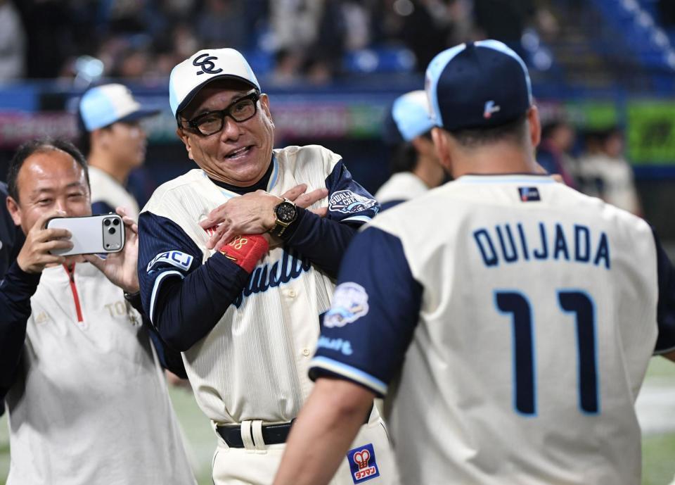 キハダ（右）を笑顔で迎える池山監督（撮影・佐藤厚）