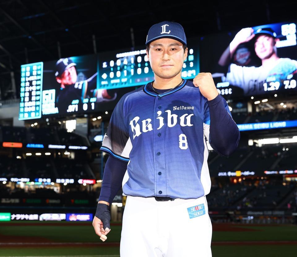 ガッツポーズで記念撮影に応じる渡部（撮影・中島達哉）