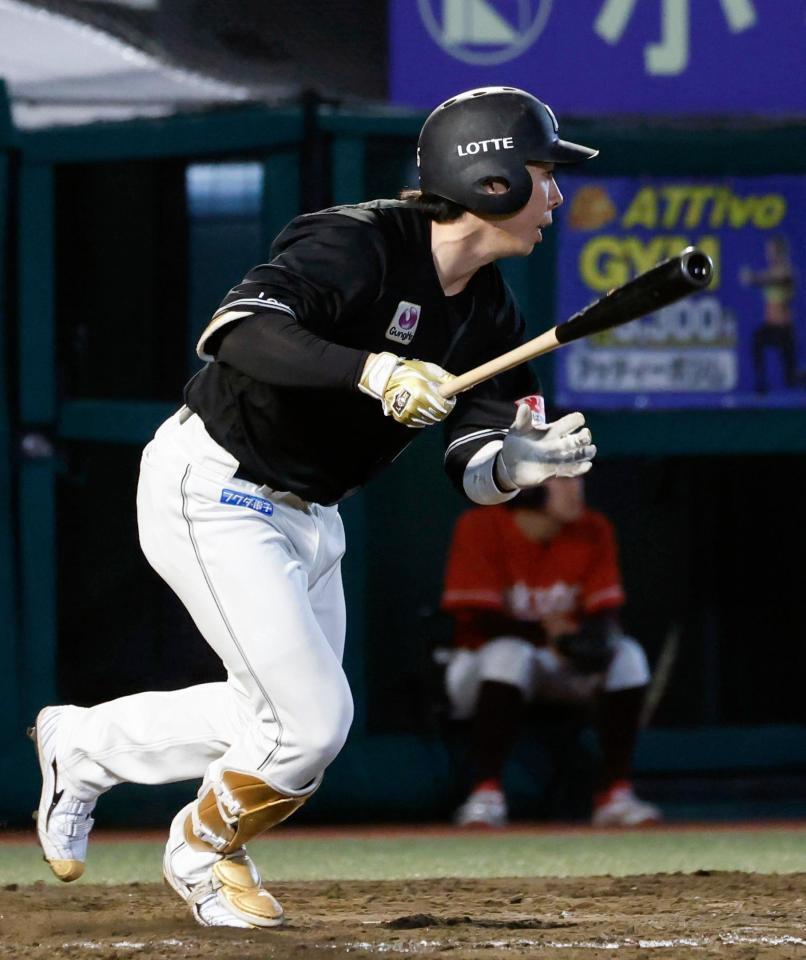 ８回、寺地が勝ち越しの遊撃内野安打を放つ