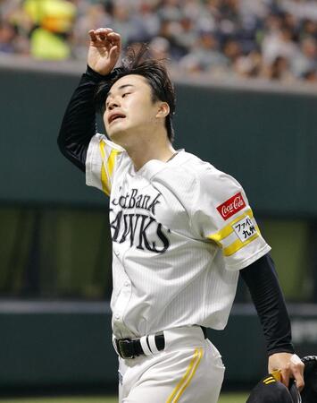 　９回途中、勝ち越しを許し降板する松本晴