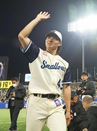 ファンの声援に手を挙げて応える増居