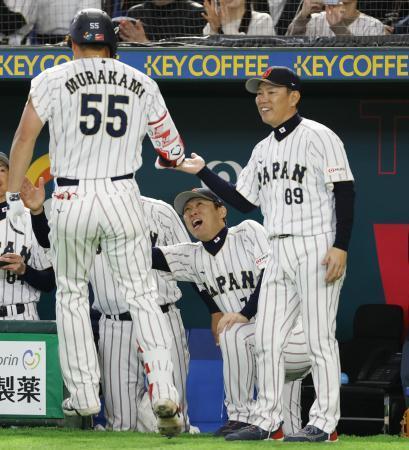 　ＷＢＣ１次リーグのチェコ戦で、満塁本塁打を放った村上を迎える井端監督（右端）＝３月、東京ドーム