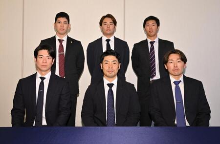 ＮＰＢとの事務折衝に出席した選手会役員。（前列左から）巨人・松本、ソフトバンク・近藤選手会長、西武・源田。（後列左から）ソフトバンク・栗原、ロッテ・横山、ヤクルト・古賀