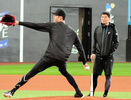 マウンドで投球練習をする福島（左）と見守る加藤投手コーチ