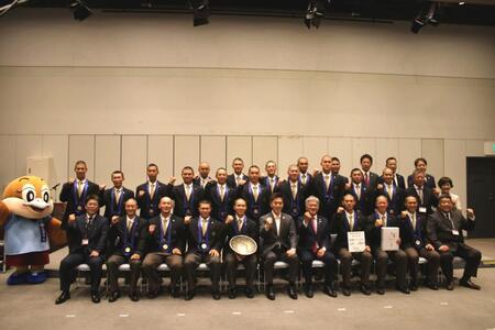 吉村知事らと記念撮影する大阪桐蔭野球部