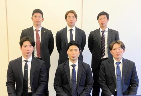ＮＰＢとの事務折衝に出席した選手会会長のソフトバンク・近藤健介会長（前列中央）と副会長の巨人・松本剛（同左）、西武・源田壮亮（同右）と（後列左から）ソフトバンクの栗林陵矢、ロッテの横山陸人、ヤクルトの古賀優大選手＝都内