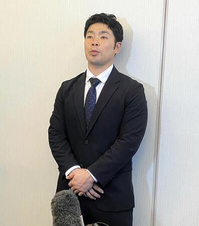 事務折衝後に会見するプロ野球選手会のソフトバンク・近藤健介会長＝都内