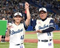 　プロ初勝利を挙げ、池山監督（右）から祝福される増居（撮影・佐藤厚）