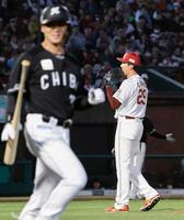 　８回、石川慎（手前）に同点の押し出し四球を与えた田中千