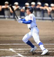 　１回、二塁打を放つ中央学院・谷（撮影・開出牧）
