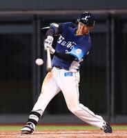 ９回、２ランを放つ平沢＝１９日