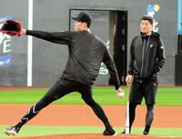 マウンドで投球練習をする福島（左）と見守る加藤投手コーチ