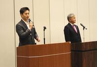 お祝いのことばを述べる吉村知事（左）と金城議長