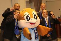 大阪府の公式マスコット「もずやん」と記念撮影した大阪桐蔭ナイン