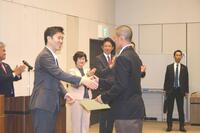 吉村知事から色紙を受け取る内海（右）