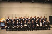 吉村知事らと記念撮影する大阪桐蔭野球部