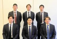 ＮＰＢとの事務折衝に出席した選手会会長のソフトバンク・近藤健介会長（前列中央）と副会長の巨人・松本剛（同左）、西武・源田壮亮（同右）と（後列左から）ソフトバンクの栗林陵矢、ロッテの横山陸人、ヤクルトの古賀優大選手＝都内