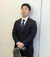 事務折衝後に会見するプロ野球選手会のソフトバンク・近藤健介会長＝都内