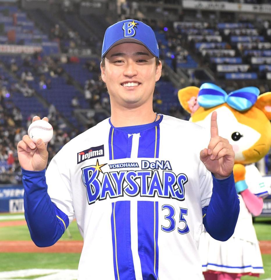 プロ初勝利を挙げ、笑顔を見せるＤｅＮＡ・橋本＝７日