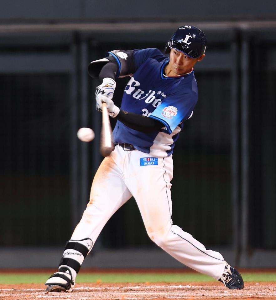 ９回、２ランを放つ平沢＝１９日