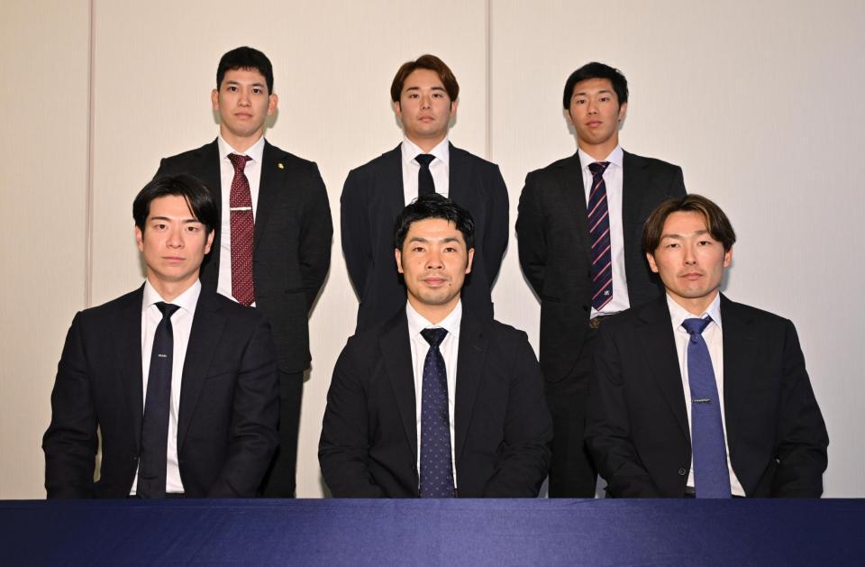 ＮＰＢとの事務折衝に出席した選手会役員。（前列左から）巨人・松本、ソフトバンク・近藤選手会長、西武・源田。（後列左から）ソフトバンク・栗原、ロッテ・横山、ヤクルト・古賀