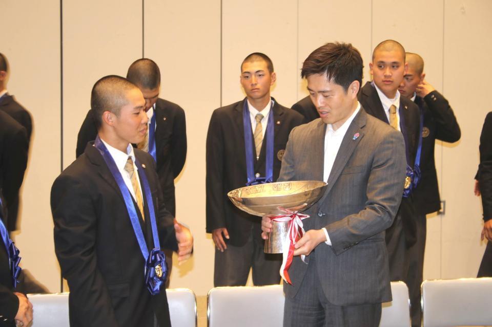 優勝杯を手にする吉村知事と談笑する黒川（左）